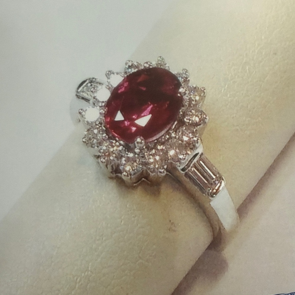 Geoffrey’s Jewelers in San Carlos created this ring
